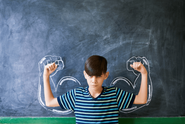 Enfant montrant ses muscles