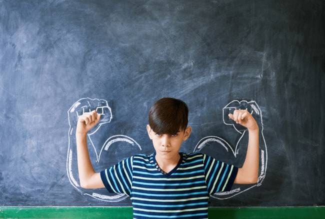Adolescent montrant ses muscles