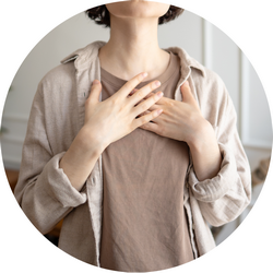 Personne avec les mains posées sur le buste lors d’une séance de sophrologie