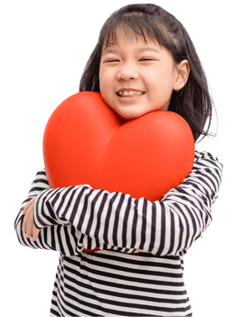 Enfant portant un ballon coeur