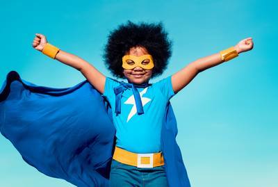 Enfant avec cape de super héros