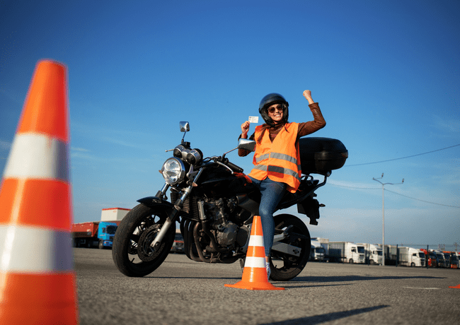 jeune femme sur une moto