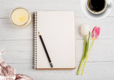 Illustration représentant un cahier, un crayon, une tasse de café, une bougie et deux tulipes