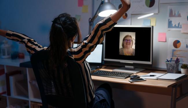 Adolescente devant son ordinateur